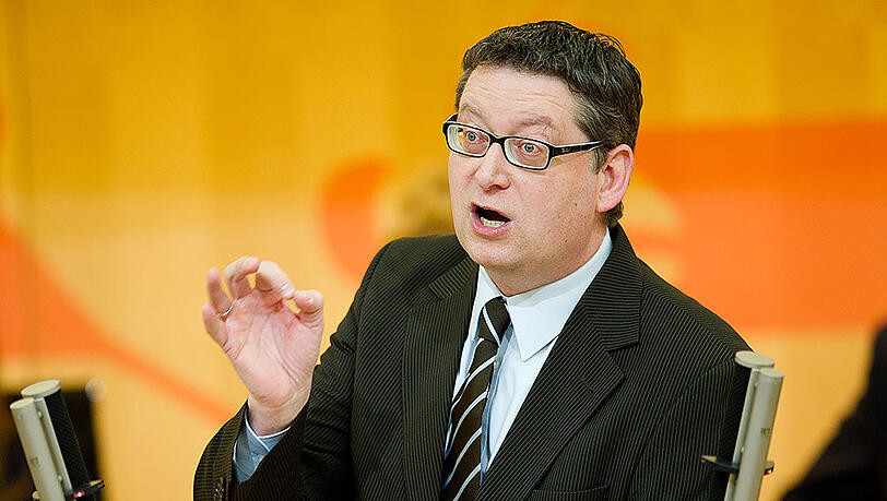 SPD-Vize Schäfer-Gümbel: "Die Benennung von weiteren sicheren Herkunftsstaaten löst das Asyl- und Zuwanderungsproblem nicht." SPD-Vize Schäfer-Gümbel: "Die Benennung von weiteren sicheren Herkunftsstaaten löst das Asyl- und Zuwanderungsproblem nicht."