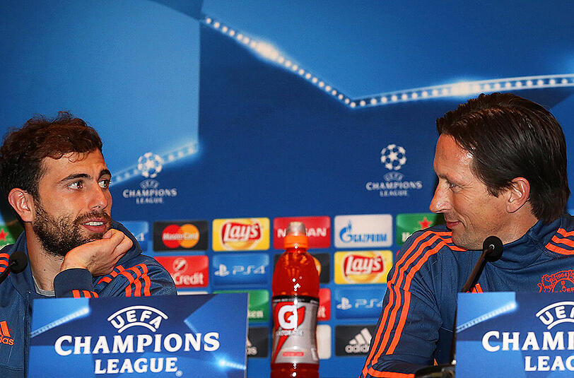 Bayer-Trainer Roger Schmidt (r) und Stürmer Admir Mehmedi bei der Pressekonferenz am Montag in Minsk.