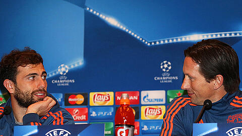 Bayer-Trainer Roger Schmidt (r) und Stürmer Admir Mehmedi bei der Pressekonferenz am Montag in Minsk.
