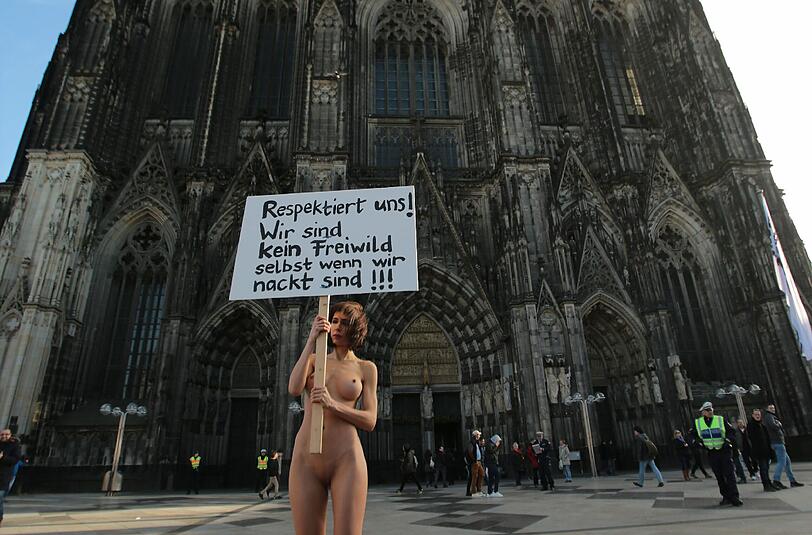 Auf ihrem Plakat steht "Respektiert uns! Wir sind kein Freiwild selbst wenn wir nackt sind!!!".