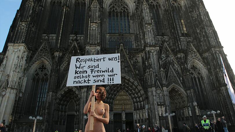 Auf ihrem Plakat steht "Respektiert uns! Wir sind kein Freiwild selbst wenn wir nackt sind!!!". Auf ihrem Plakat steht "Respektiert uns! Wir sind kein Freiwild selbst wenn wir nackt sind!!!".