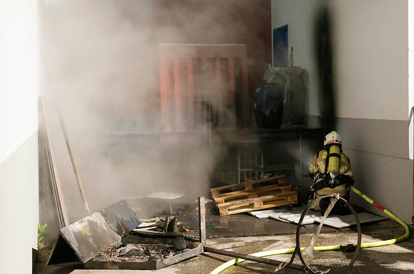 Die Feuerwehr löscht Sonntagnacht die Laderampe am Bonimeier-Ring in Mühldorf.
