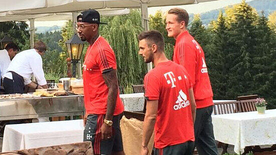 Entspannt am Tegernsee: Klubpräsident Uli Hoeneß lud den Tross des FC Bayern zum Grillabend ein.