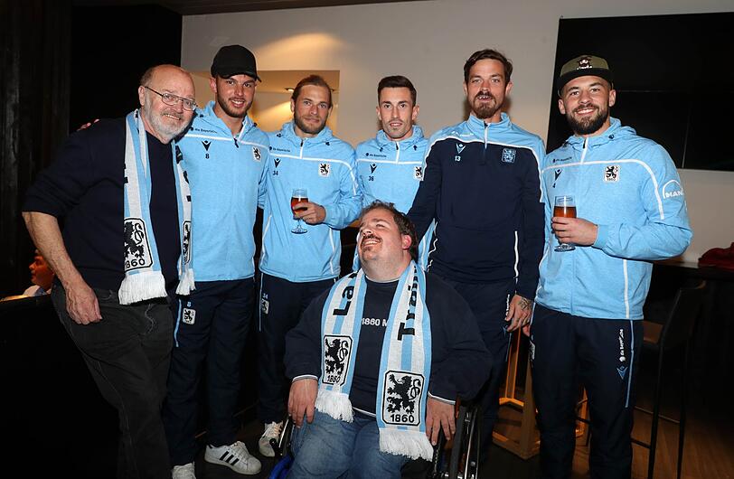 Löwen-Stars zum Anfassen: Die Bilder vom Fanabend in der "Royal-Bar" in La Manga.