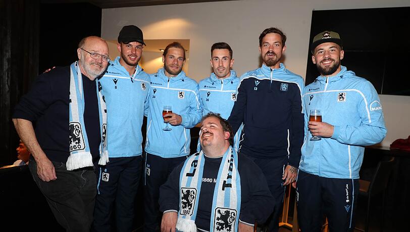 Löwen-Stars zum Anfassen: Die Bilder vom Fanabend in der "Royal-Bar" in La Manga. Löwen-Stars zum Anfassen: Die Bilder vom Fanabend in der "Royal-Bar" in La Manga.