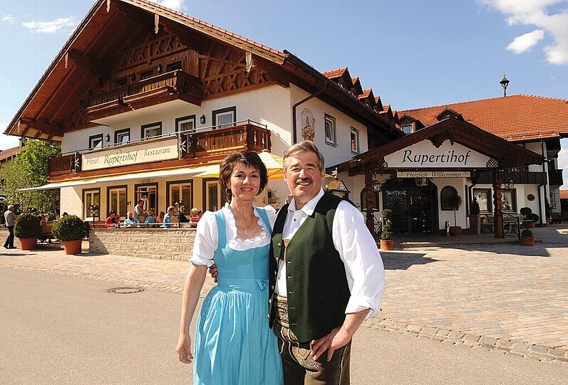 Freuen sich auf ihre Gäste: die Singenden Wirtsleut vom Rupertihof.