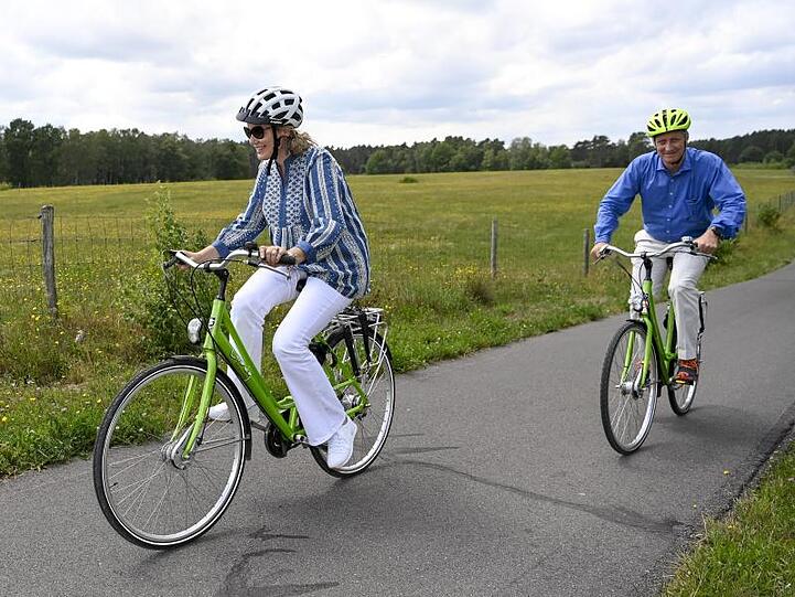 Königin Mathilde von Belgien und König Philippe von Belgien bei einer Fahrradtour.