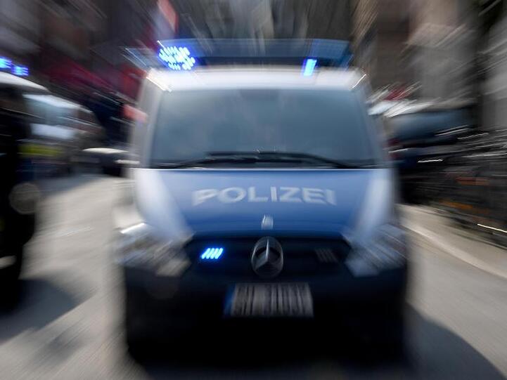 Polizeiwagen mit Blaulicht. Foto: Carsten Rehder/dpa/Symbolbild