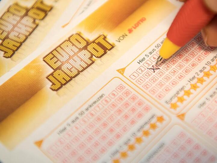Eine Kundin füllt einen Eurojackpot-Lotterie-Schein aus.