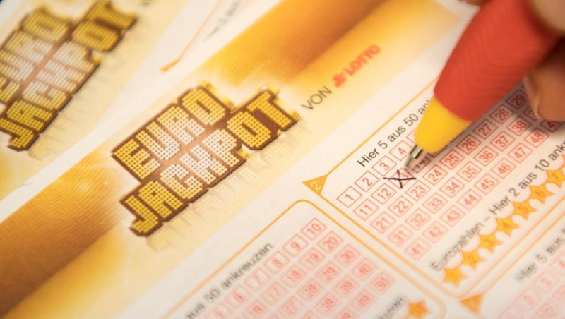 Eine Kundin füllt einen Eurojackpot-Lotterie-Schein aus. Eine Kundin füllt einen Eurojackpot-Lotterie-Schein aus.