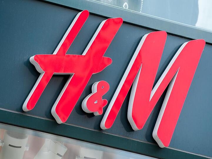 H&M soll persönliche Daten von Mitarbeitern am Standort Nürnberg gespeichert haben.