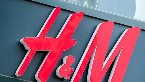 H&M soll persönliche Daten von Mitarbeitern am Standort Nürnberg gespeichert haben.