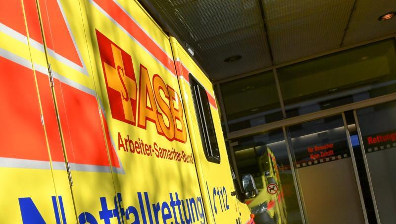 Ein Rettungswagen steht bereit.