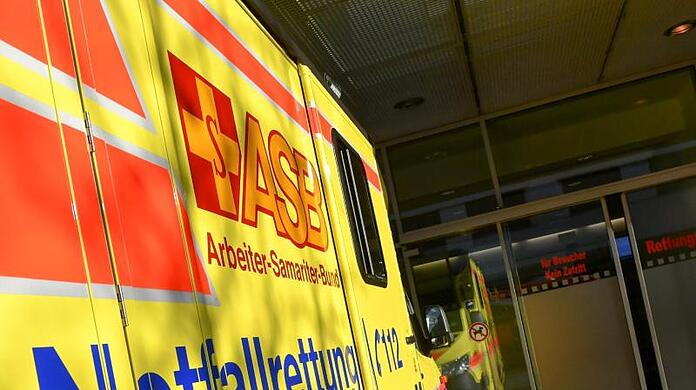 Ein Rettungswagen steht bereit.