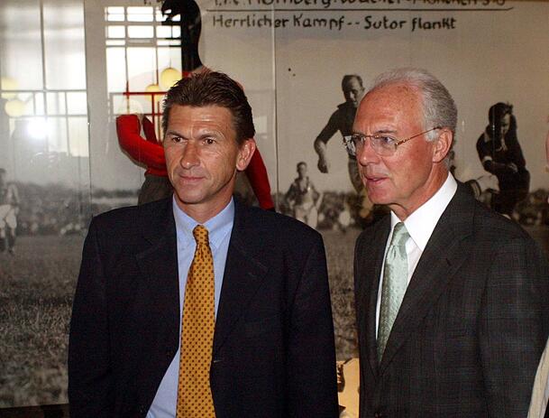 Klaus Augenthaler spielte einst zusammen mit Franz Beckenbauer beim FC Bayern München. Im Podcast-Gespräch lüftet Augenthaler jetzt ein Geheimnis. Klaus Augenthaler spielte einst zusammen mit Franz Beckenbauer beim FC Bayern München. Im Podcast-Gespräch lüftet Augenthaler jetzt ein Geheimnis.
