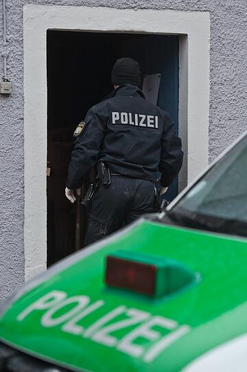 Wegen des Verdachts auf Waffen- und Drogenhandel haben 1500 Polizisten eine Razzia in niederbayerischen und oberpfälzischen Bauernhöfen durchgeführt. Sie stellten dutzende Waffen sicher.