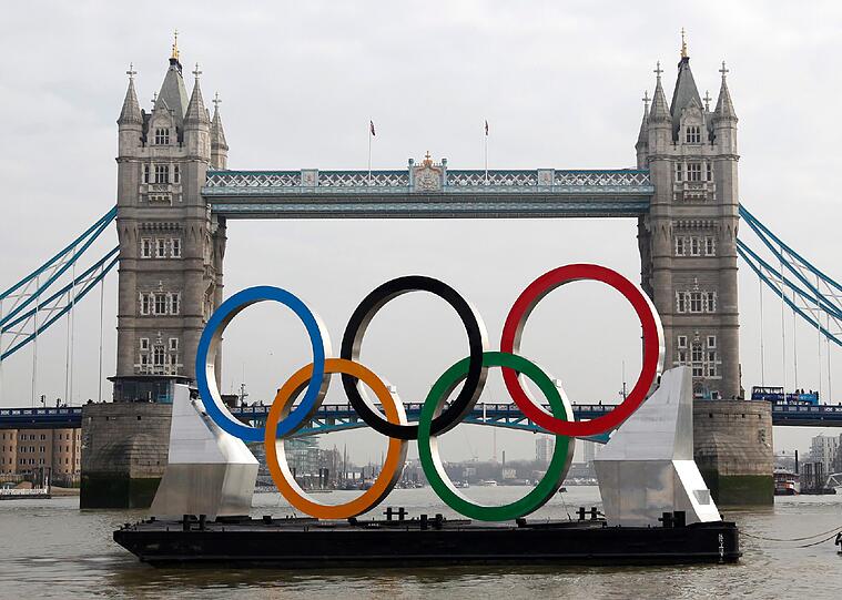 Ein Schiff traegt die Olympischen Ringe auf der Themse vor der Tower Bridge. Der Countdown laeuft - noch 2 Tage bis zum Start der Olympischen Spiele 2012 in London.