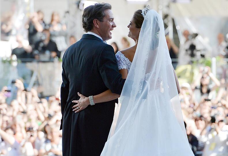 Im Spitzenkleid hat die schwedische Prinzessin ihren Bräutigam, den New Yorker Banker Chris O'Neill, in Stockholm geheiratet. Und war schöner denn je. Die Bilder