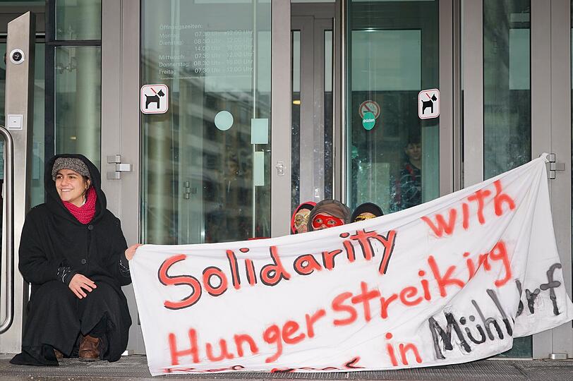 Aktivisten haben sich an die Eingangstür des KVR gekettet und fordern die Freilassung aller Abschiebehäftlinge.