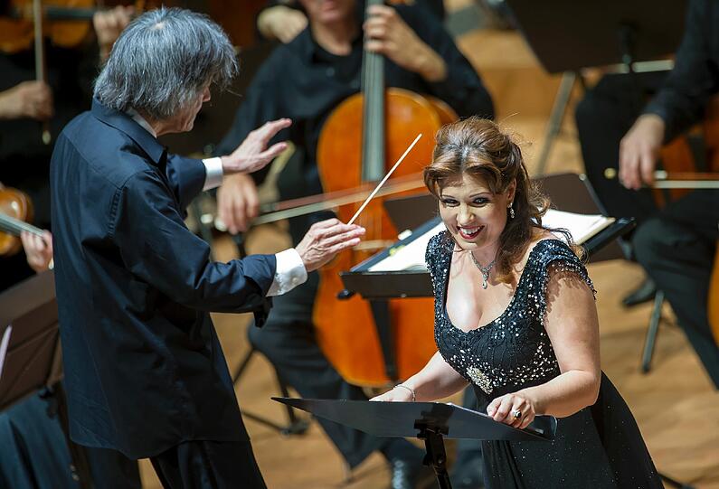 Kent Nagano begleitet die Sängerin Marina Rebeka (Elettra) in Mozarts &bdquo;Idomeneo&ldquo; beim Vorsprung-Festival in Ingolstadt.