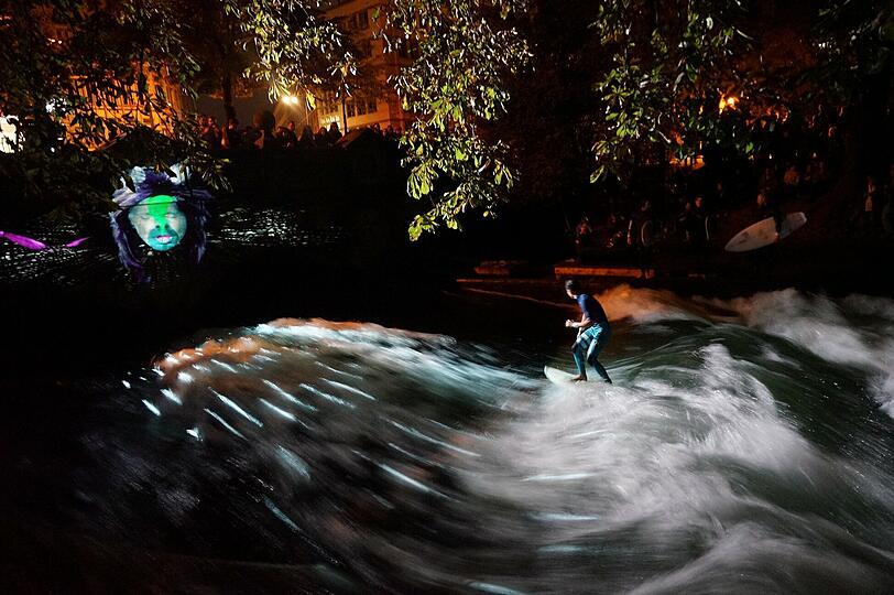 An der Eisbachwelle war eine Kunstinstallation mit Licht-Effekten zu bewundern.