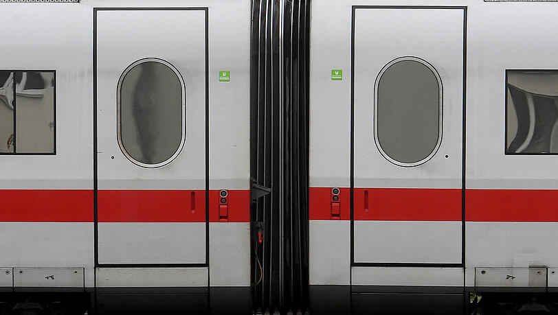 Blöde Idee: Außen an einem Zug hängen. Blöde Idee: Außen an einem Zug hängen.