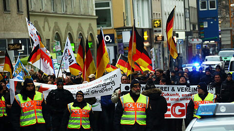 Am 17. März zieht Pegida Dresden durch München. Es nehmen nur wenige teil. Der Gegenprotest hingegen ist deutlich: Mehrere 1000 Münchner kommen zur Gegendemo.