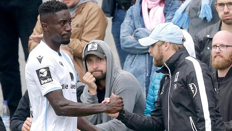 Daniel Bierofka (rechts) mit seinem Neuzugang Prince Osei Owusu Daniel Bierofka (rechts) mit seinem Neuzugang Prince Osei Owusu