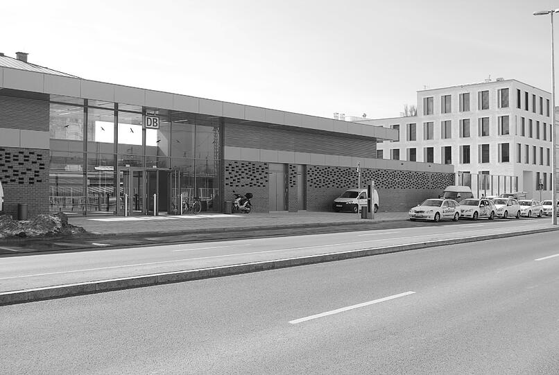 "Der neue Taxistandort an der Nordumgehung wird nur zögerlich angenommen", so die Pasinger CSU. Bayerns viertgrößter Bahnhof verfüge aktuell über keinen Taxistandplatz an seinem Hauptausgang zum Pasinger Zentrum.