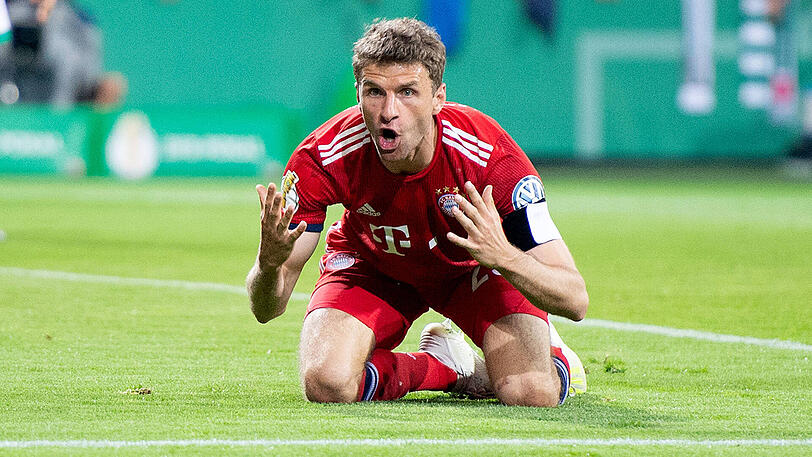 THOMAS MÜLLER, NOTE 2: Der Kapitän in Vertretung von Neuer mit feinem Hackenschuss aus der Drehung (10.), vergab völlig frei in Mittelstürmer-Position (16.) &ndash; eine dicke Chance. Sein Bogenlampen-Kopfball an den Pfosten als schlaue Vorlage für Lewandowskis 1:0. Nach Goretzkas Einwechslung Rechtsaußen und eiskalter Torschütze zum 2:0. Bravo.