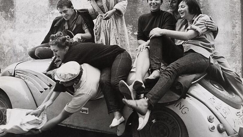 Junge Münchner 1960 auf Autofahrt. Junge Münchner 1960 auf Autofahrt.