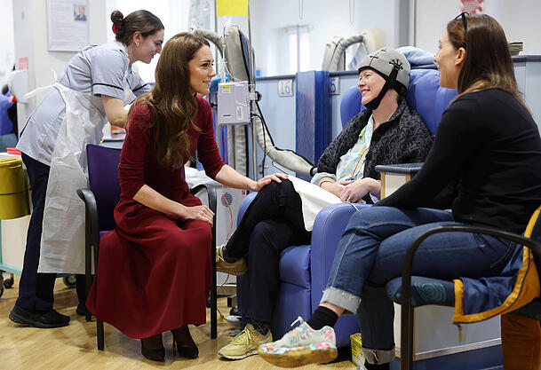 Im Gespräch mit Patientin Katherine Field bewies Prinzessin Kate ihr Einfühlungsvermögen. Im Gespräch mit Patientin Katherine Field bewies Prinzessin Kate ihr Einfühlungsvermögen.
