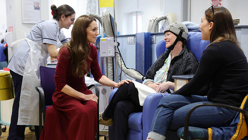 Im Gespräch mit Patientin Katherine Field bewies Prinzessin Kate ihr Einfühlungsvermögen. Im Gespräch mit Patientin Katherine Field bewies Prinzessin Kate ihr Einfühlungsvermögen.
