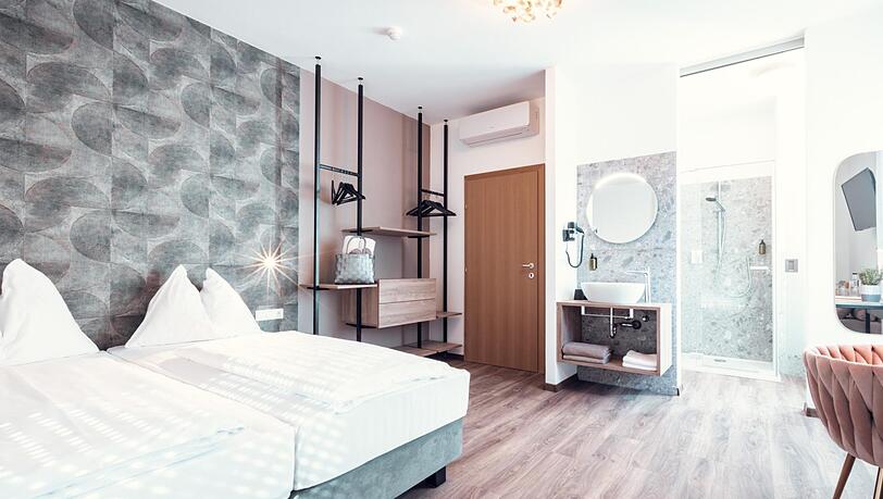 Helle Farben, viel Platz: So sieht es in den modernisierten Zimmern im Gästehaus "Karl" aus. Helle Farben, viel Platz: So sieht es in den modernisierten Zimmern im Gästehaus "Karl" aus.