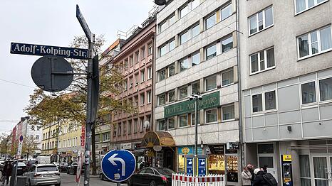 An der Kreuzung Schiller- und Adolf-Kolping-Straße steht jetzt ein Überwachungsturm.