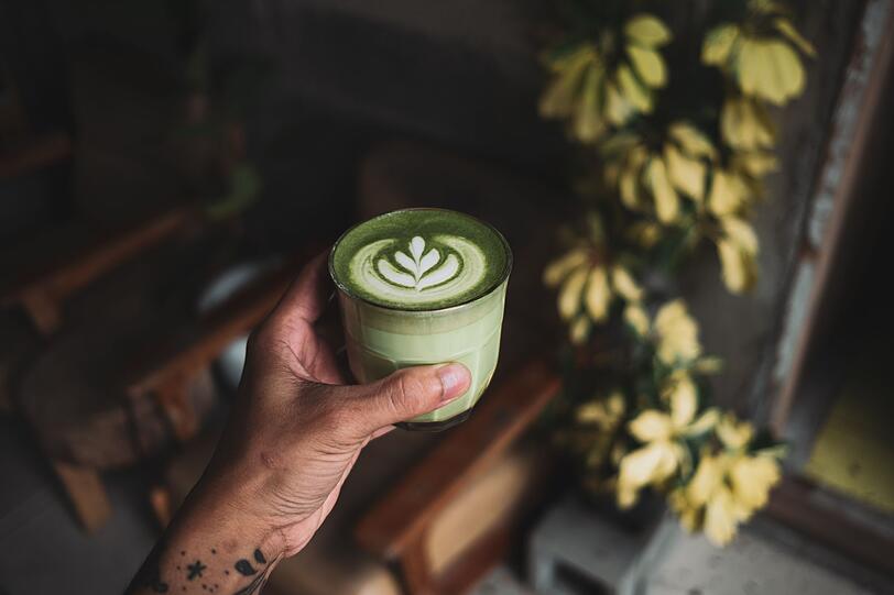 Matcha sorgt mit seinem nat&uuml;rlichen Koffein f&uuml;r einen sanften Energieschub und wirkt dank L-Theanin zugleich ausgleichend. F&uuml;r das cremige Hei&szlig;getr&auml;nk verr&uuml;hrt man mit einem Teebesen einen Teel&ouml;ffel Matcha (etwa zwei Gramm), mit etwas 80 Grad hei&szlig;em Wasser zu einer Paste. Danach kommen 250 Milliliter aufgesch&auml;umte Milch dazu und alles wird kr&auml;ftig vermischt. Am besten Hafermilch, da sie etwas s&uuml;&szlig;er schmeckt als Kuhmilch.