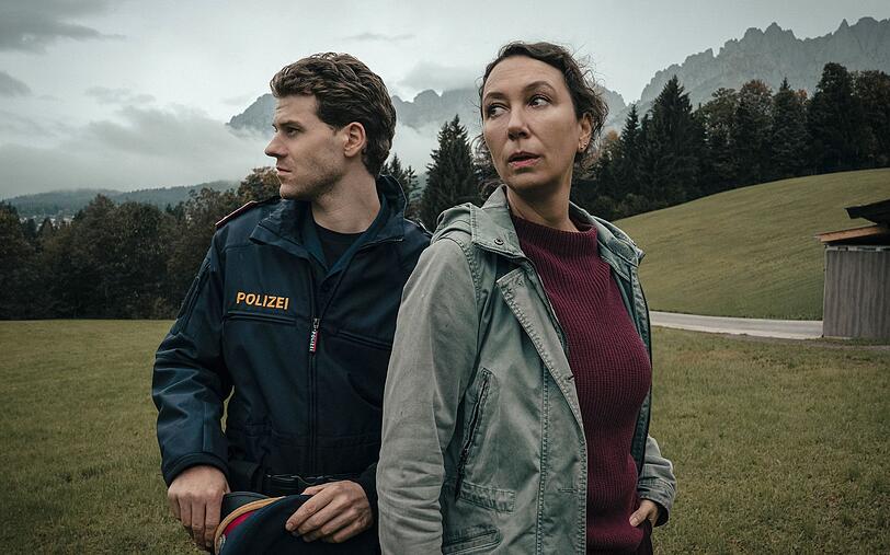 Chefinspektorin Fanny Gruber (Ursula Strauss) hat im Innsbrucker Kommissariat eine hohe Aufklärungsquote. Als ihr Sohn, Jungpolizist Tobi (Noah L. Perktold), in Schwierigkeiten gerät, überschreitet sie ihre Grenzen. Chefinspektorin Fanny Gruber (Ursula Strauss) hat im Innsbrucker Kommissariat eine hohe Aufklärungsquote. Als ihr Sohn, Jungpolizist Tobi (Noah L. Perktold), in Schwierigkeiten gerät, überschreitet sie ihre Grenzen.