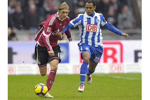 Marcel Risse (li.) setzt sich gegen Berlins Raffael durch. Die Hertha taumelt am Abgrund.