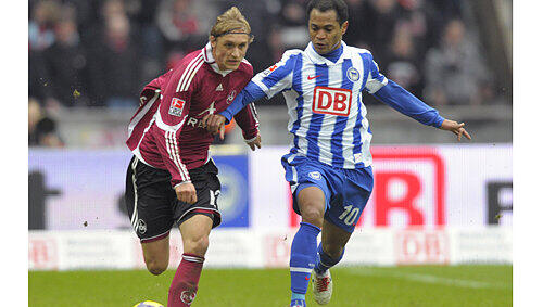 Marcel Risse (li.) setzt sich gegen Berlins Raffael durch. Die Hertha taumelt am Abgrund. Marcel Risse (li.) setzt sich gegen Berlins Raffael durch. Die Hertha taumelt am Abgrund.
