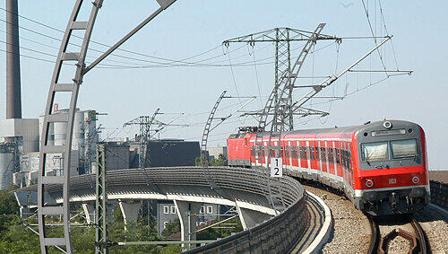 Eine S-Bahn in Nürnberg: Ein Grund für die hohe Akzeptanz des VGN bei seinen Fahrgästen ist das große Verbundgebiet. Eine S-Bahn in Nürnberg: Ein Grund für die hohe Akzeptanz des VGN bei seinen Fahrgästen ist das große Verbundgebiet.