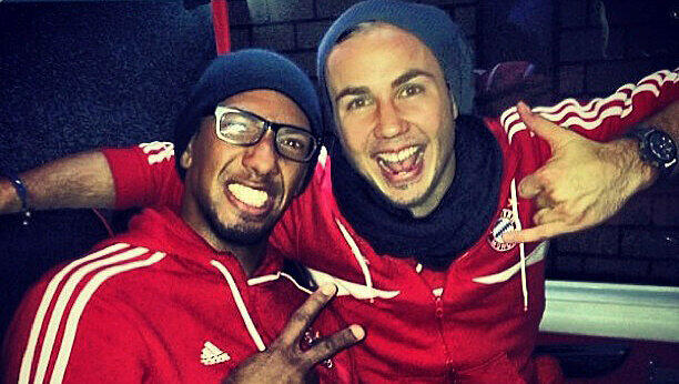 Die Bayern-Stars Jerome Boateng (l) und Mario Götze geben nach dem 3:0-Sieg gegen Dortmund im Bayern-Mannschaftsbus richtig Gas. Die Bayern-Stars Jerome Boateng (l) und Mario Götze geben nach dem 3:0-Sieg gegen Dortmund im Bayern-Mannschaftsbus richtig Gas.