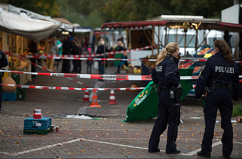 Bilder vom Tatort in Köln. Die OB-Kandidatin Henriette Reker wurde bei einem Messerangriff schwer verletzt.