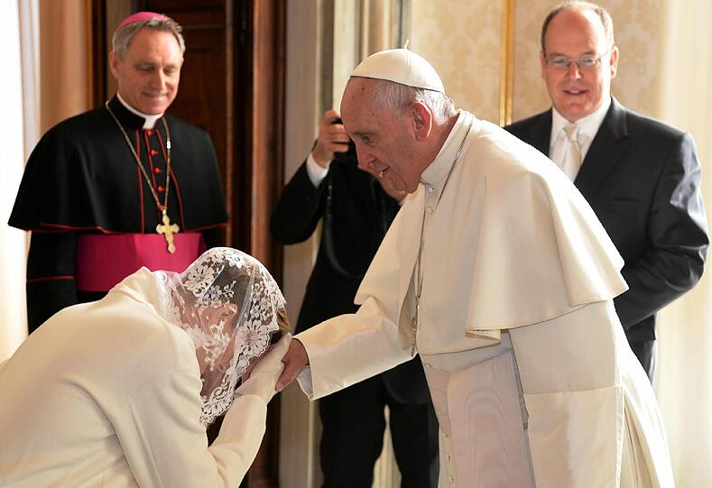 Papst Franziskus hat Fürst Albert II. und Charlene von Monaco zu einer Privataudienz in den Vatikan eingeladen.