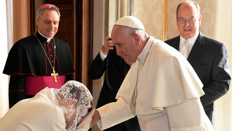 Papst Franziskus hat Fürst Albert II. und Charlene von Monaco zu einer Privataudienz in den Vatikan eingeladen. Papst Franziskus hat Fürst Albert II. und Charlene von Monaco zu einer Privataudienz in den Vatikan eingeladen.