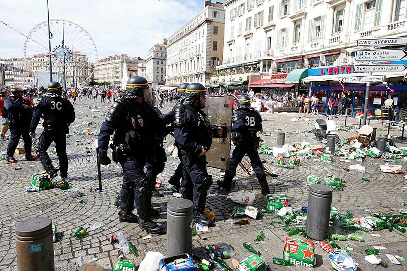 In Marseille kam es zu schweren Krawallen in der Innenstadt. Böller und Glasflaschen flogen.