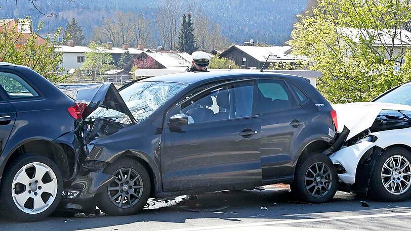 Bei Weyern fuhren vier Fahrzeuge kurz vor 12 Uhr heftig aufeinander.