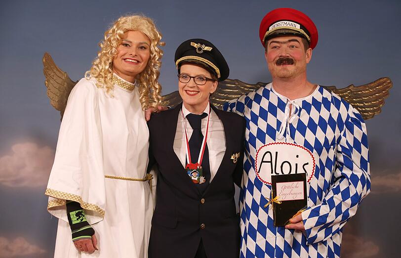 Uli Grötsch (r.) und seine Frau Andrea kamen als Engel, Natascha Kohen (M) entschied sich für's Piloten-Kostüm.