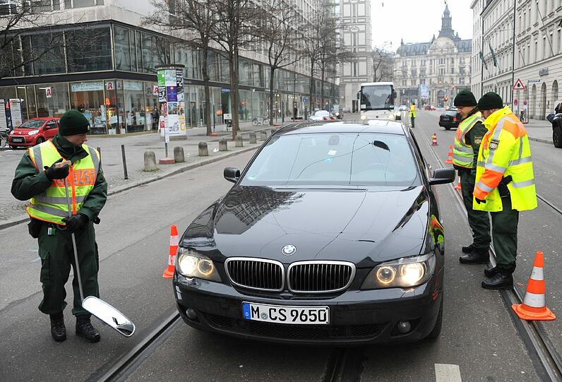 Sicherheitskoferenz: Hunde schnüffeln an den Gullis, die Polizei filzt den Bereich um den Bayerischen Hof. Die Bilder aus der Münchner City...