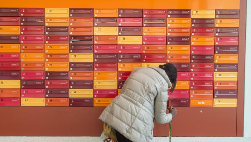 Eine Studentin leert ihren Briefkasten im Eingangsbereich eines Studentenwohnheims. Foto: Matthias Balk/Archiv Eine Studentin leert ihren Briefkasten im Eingangsbereich eines Studentenwohnheims. Foto: Matthias Balk/Archiv