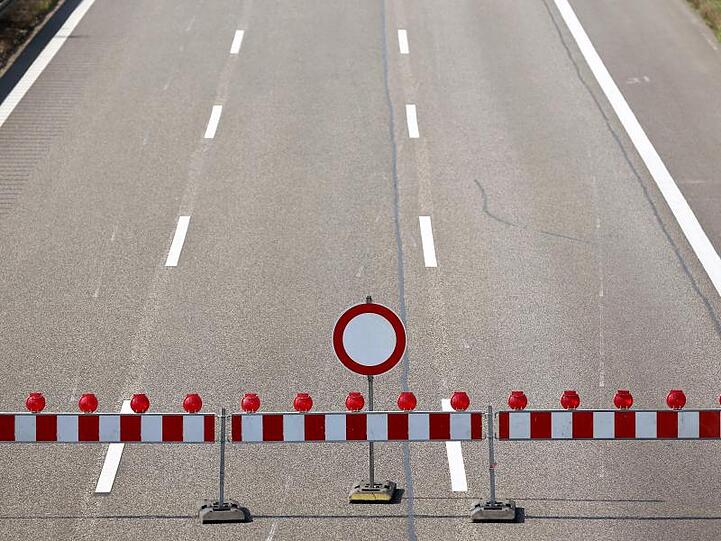 Fahrverbotsschild auf einer Autobahn. Foto: Jan Woitas/Archivbild